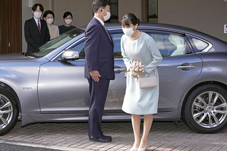 Putri Mako membungkuk saat meninggalkan rumahnya di Istana Akasaka, Tokyo, Selasa (26/10/2021). Putri Mako menikah dengan teman kuliahnya, Kei Komuro, hari itu dan meninggalkan Kekaisaran Jepang. Di belakang dari kiri ke kanan, adalah orangtua Putri Mako yakni Putra Mahkota Akishino, Putri Mahkota Kiko, dan saudara perempuan Mako, Putri Kako.