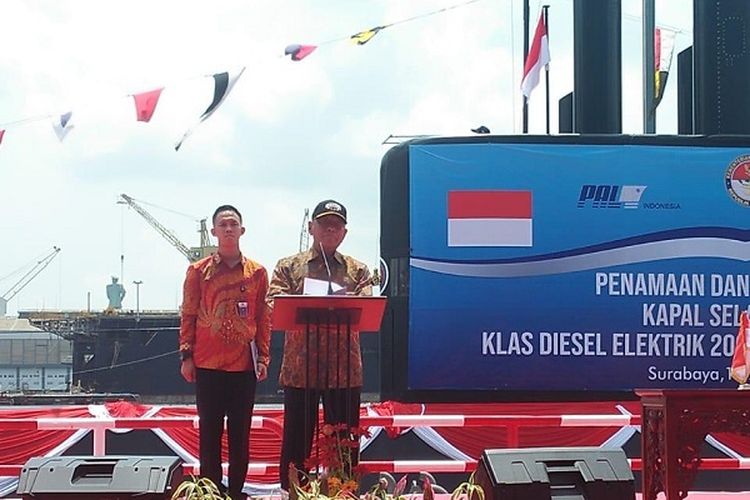 Menteri Pertahanan (Menhan)  Ryamizard Ryacudu meluncurkan Kapal Selam Alugoro-405 di Surabaya, Kamis (11/4/2019). 