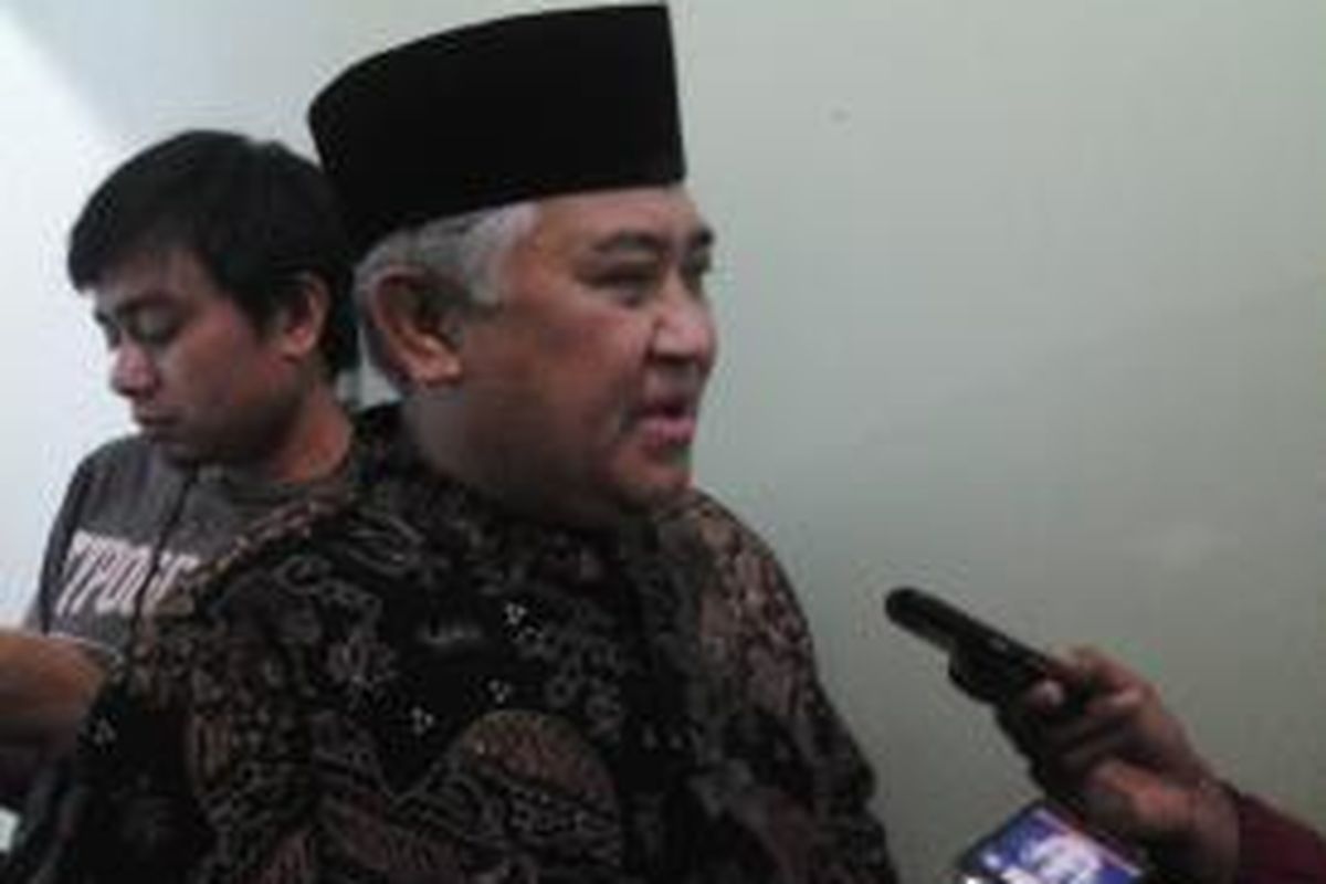 Ketua Majelis Ulama Indonesia (MUI) Din Syamsuddin memberikan keterangan ke wartawan terkait kebijakan larangan umrah ke Tanah Suci di Aula MUI, Jakarta, Senin (12/5/2014).