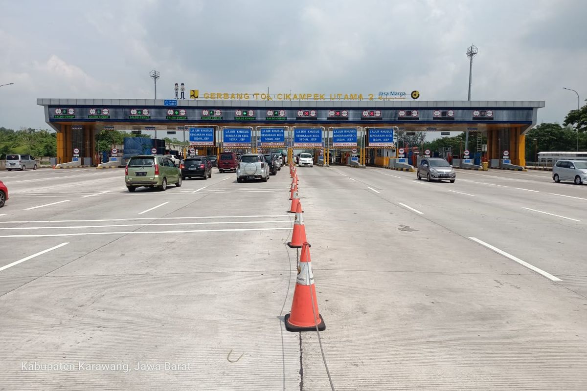 Gerbang Tol (GT) Cikampek Utama Jalan Tol Jakarta-Cikampek (Japek).