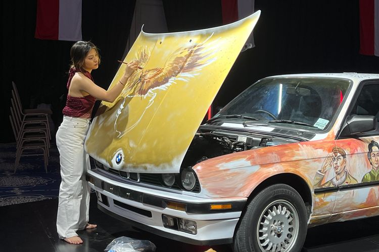 Alicia Eva melukis Garuda di kap mobil untuk pecahkan rekor MURI ''Melukis Pahlawan Terbanyak di Media Mobil'', di The Tribrata Dharmawangsa, Jakarta, Jumat (19/8/2022)