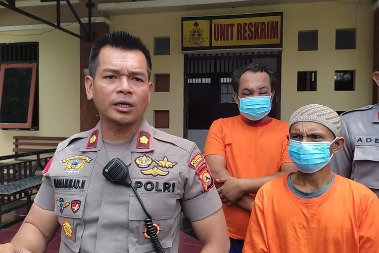 Jumpa pers kasus pencurian sepeda motor, di Polsek Sandubaya, terlihat pelaku pencuri motor di Masjid Lendang Lekong.