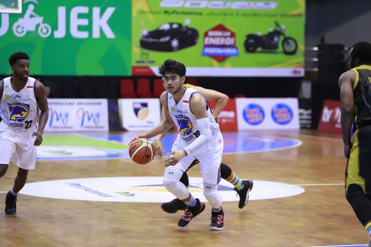 Pemain Prawira Bandung, Muhammad Reza Guntara, tampil pada laga seri ketujuh IBL Pertamax 2018-2019 melawan Bogor Siliwangi, di GOR Bima Sakti, Malang, Jawa Timur, Minggu (10/2/2019).