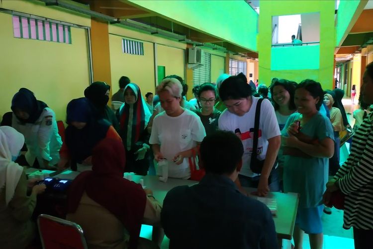 Antrean warga Rusunawa Tipar Cakung, Jakarta Timur menebus pangan murah, Selasa (18/6/2019).