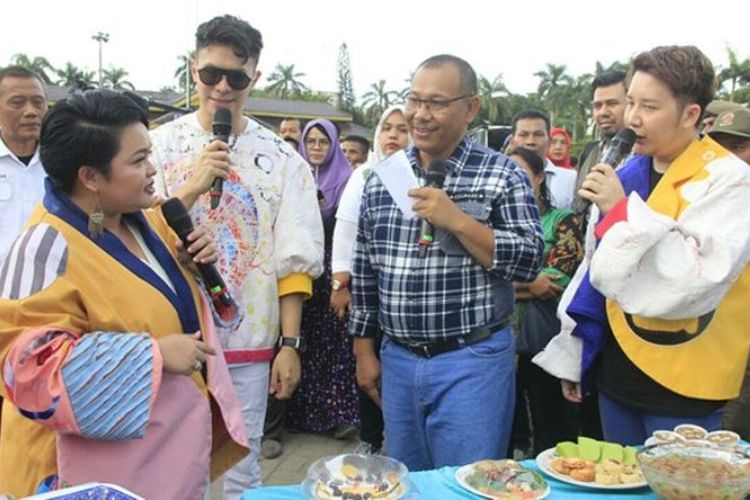 Wakil Wali Kota Medan Akhyar Nasution saat memperkenalkan makanan khas dari Kota Medan di Lapangan Merdeka Medan, Sumatera Utara, Sabtu (14/7/2018). 