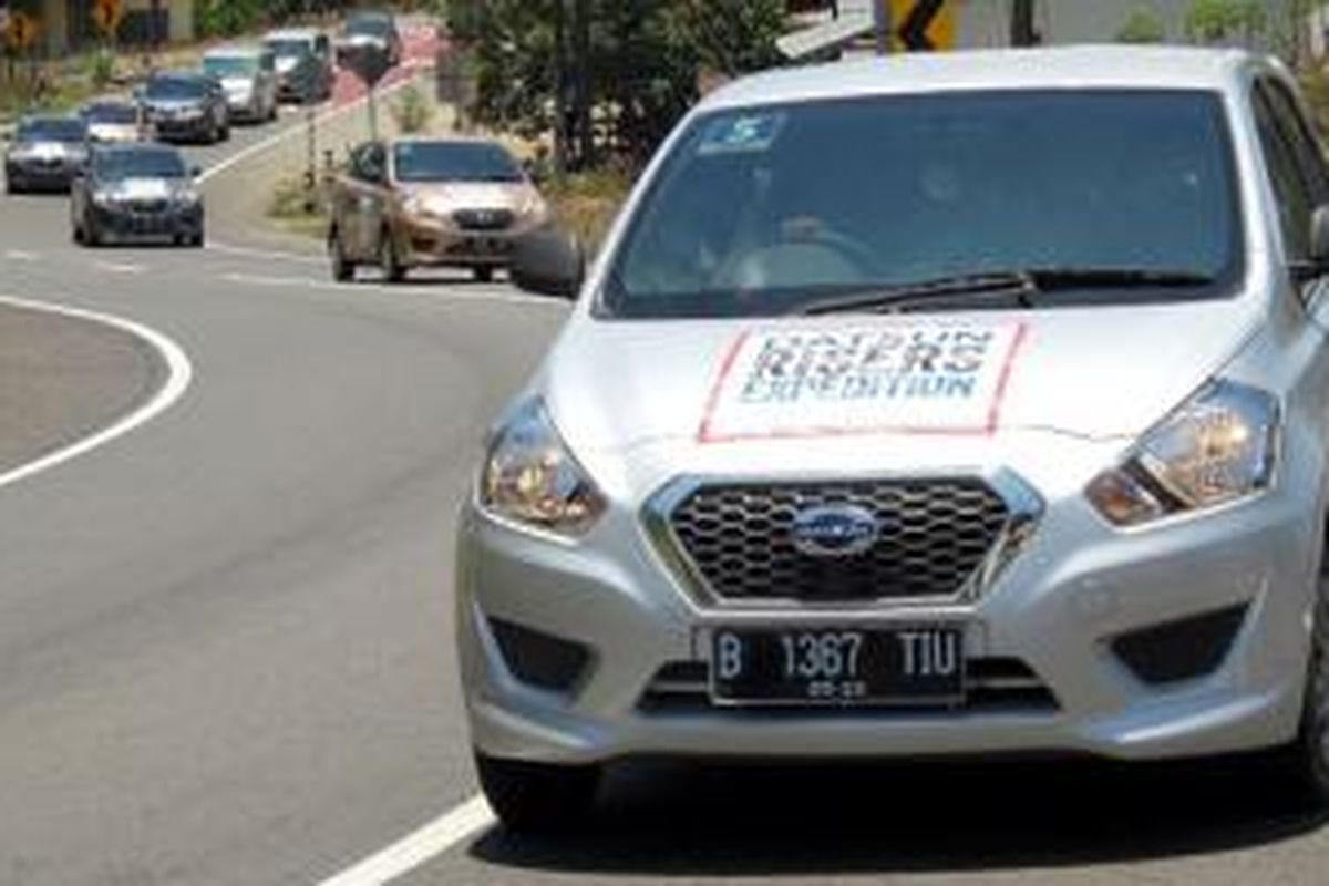 Rombongan Datsun Go  Panca digeber di jalanan Sulawesi.