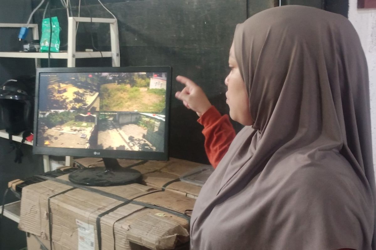 Owner Kafe Bukit Delight, Yuanita (30) menunjukkan rekaman CCTV pelaku pencurian di tempatnya.