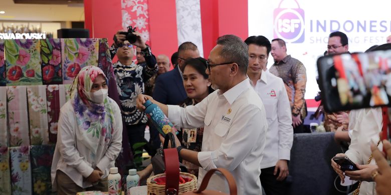 Menteri Perdagangan (Mendag) Zulkifli Hasan (Zulhas) sedang melihat produk yang dijual salah satu both di Indonesia Shopping Festival (ISF) 2023 di Jakarta, Kamis (10/8/2023).
