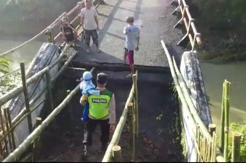  Jembatan Penghubung Desa di Banyumas Putus, Polisi hingga Perangkat Desa Gendong Anak Sekolah