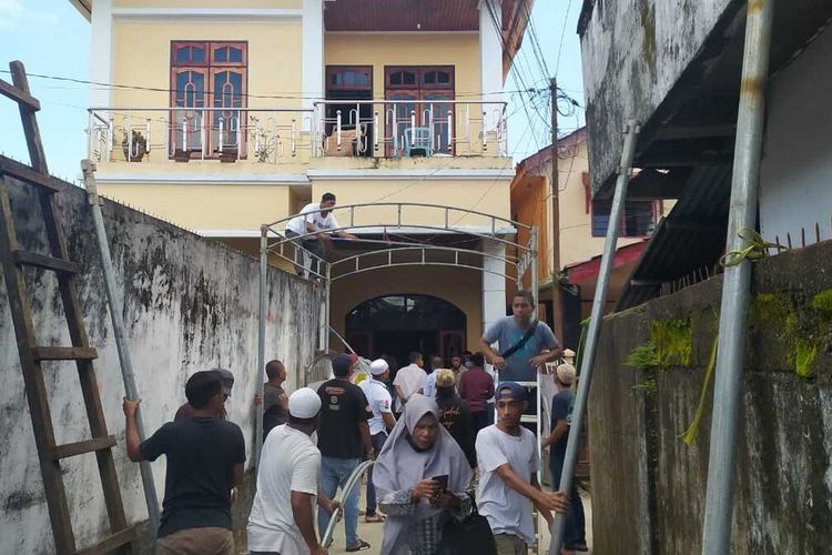 Sejumlah warga mendirikan tenda di depan rumah almarhum Bupati Seram Bagian Barat, Muhamad Yasin Payapo di kawasan Galunggung, Ambon, Minggu (1/8/2021)