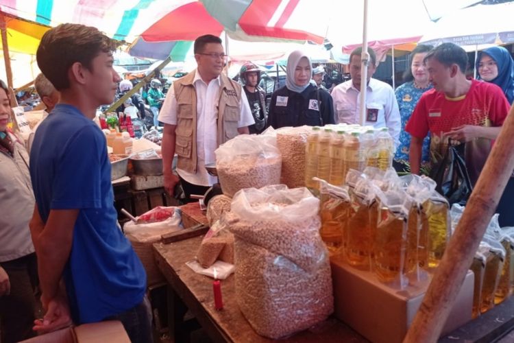 Satgas Pangan Mabes Polri saat Sidak di Pasar Terong Makassar, Sulawesi Selatan (17/4/2023)