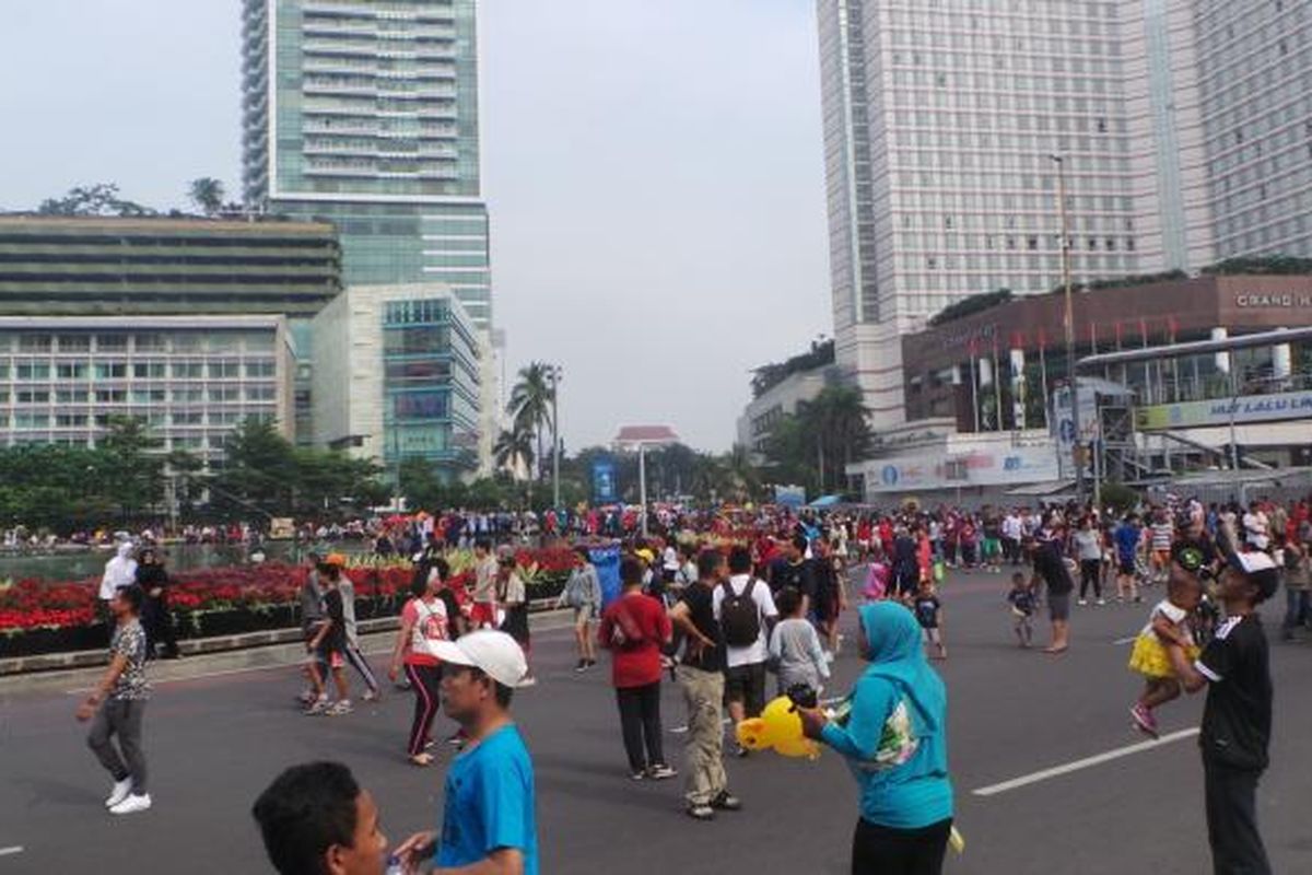 Suasana car free day di kawasan Bundaran Hotel Indonesia, Jakarta Pusat, Minggu (5/6/2016).