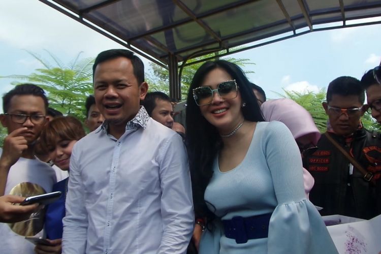 Syahrini dan Wali Kota Bogor Bima Arya saat berkeliling di Taman Heulang, Bogor, Jawa Barat, Minggu (30/7/2017).