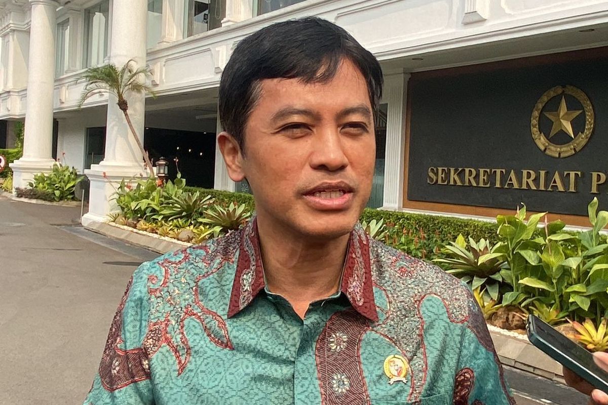 Wakil Menteri Kesehatan (Wamenkes) Dante Saksono Harbuwono menjelaskan adanya temuan bakteri pada air mineral isi ulang 