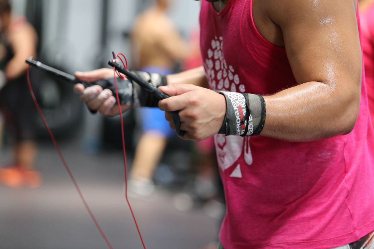 Dalam olahraga Crossfit, salah satu gerakan dasar yang sering dilakukan adalah melakukan lompat tali (skipping). 