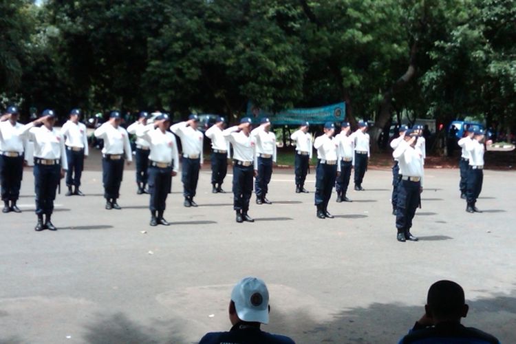 Lomba Ketrampilan Satpam yang diadakan oleh Abujabi (Asosiasi Badan Usaha Jasa Pengamanan) bekerjasama dengan Direktorat Pembinaan Masyarakat Polda Metro Jaya di lingkungan area Polda Metro Jaya pada Sabtu (22/12/2012)