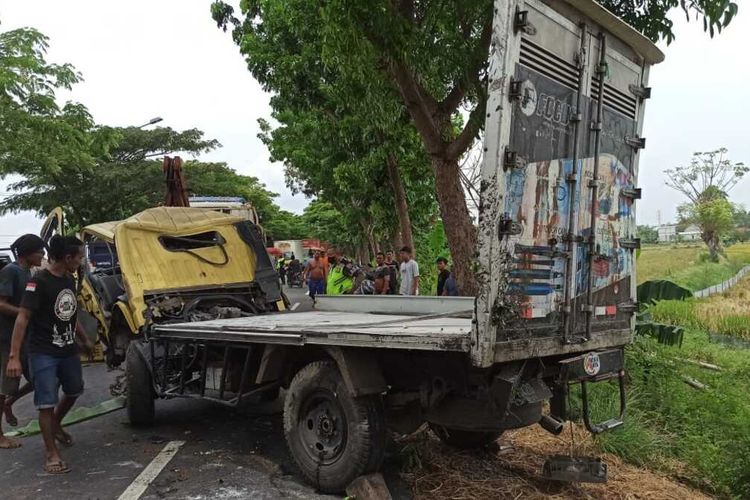 Kondisi Truk boks bermuatan sembako mengalami kecelakaan tunggal menabrak pohon di tepi jalan raya Tuban-Widang, di Desa Penidon, Kecamatan Widang, Kabupaten Tuban, hingga sopir meninggal dilokasi kejadian.