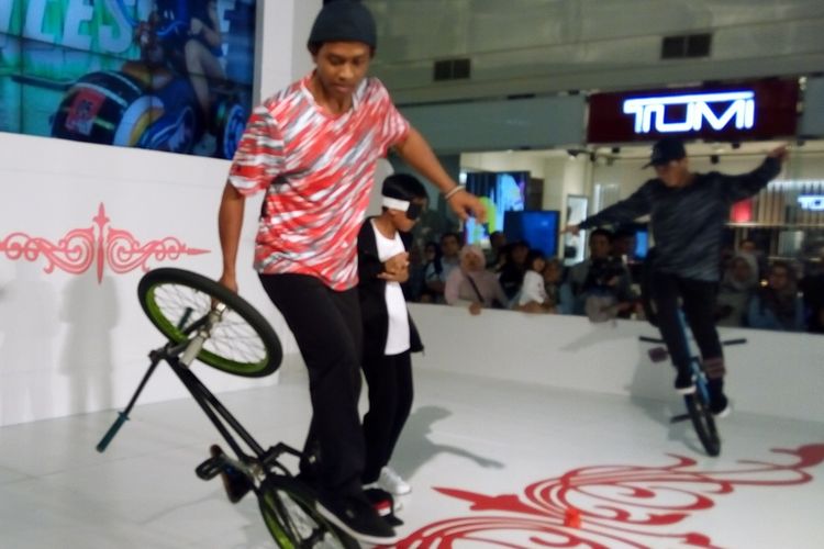Atlet BMX Januar Susanto alias Botay Agata beraksi menggunakan sepeda BMX pada Sabtu (17/8/2019). Botay mengincar medali emas pada SEA Games 2019 Filipina