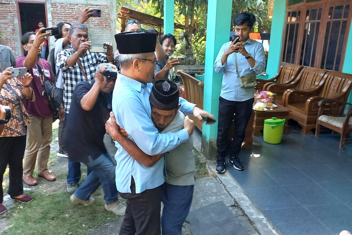 Bupati Bantul Abdul Halim Muslih saat datangi Mbah Tupon, beri dukungan dan minta Mbah Tupon tenang, Selasa (29/4/2025)