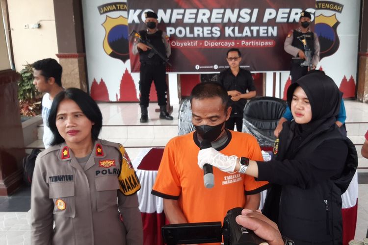 Pelaku kasus persetubuhan anak di bawah umur Guntur Sugiatno alias Ganden (50) saat dihadirkan dalam konferensi pers di Mapolres Klaten, Jawa Tengah, Selasa (7/2/2023).