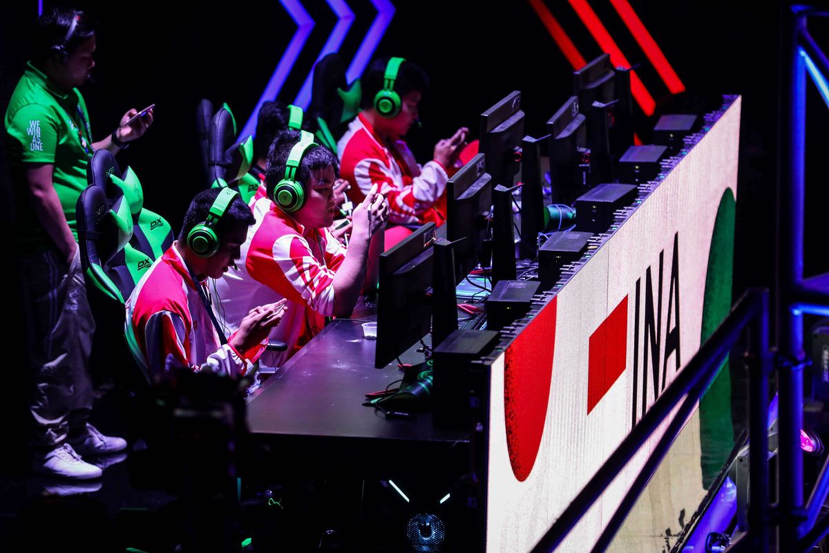 Timnas esports Indonesia bertanding melawan timnas esports Filipina dalam final Mobile Legends SEA Games 2019 di Filoil Flying V Center, Manila, Filipina, Minggu (8/12/2019). Timnas esports Indonesia berhasil meraih medali perak.