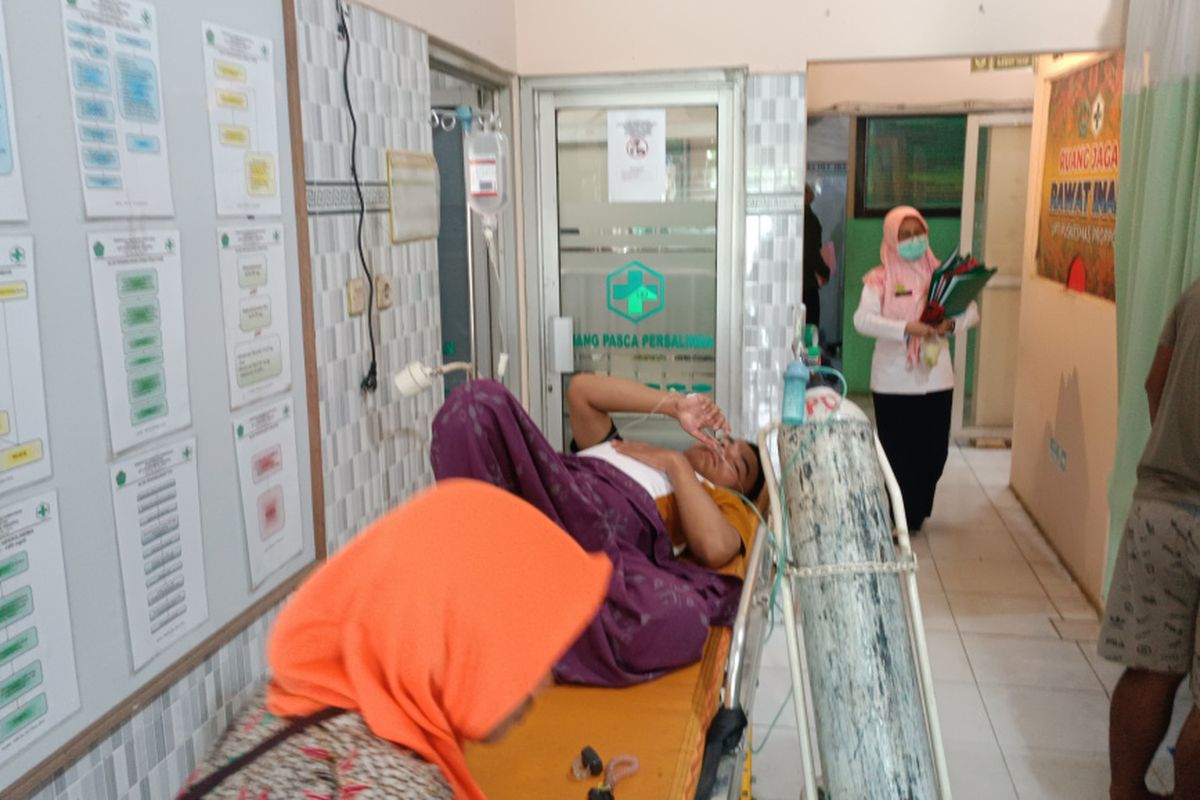 Salah satu santri yang menjadi korban kecelakaan lalulintas saat hendak menghadiri kampanye paslon Amin di Desa Badung, Kecamatan Proppo, Rabu (31/1/2024).