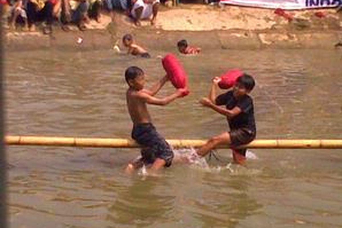 Gebuk Bantal, salah satu lomba yang menarik perhatian di Festival Kali Malang