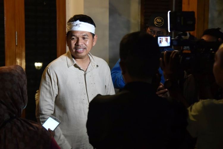 Ketua DPD Golkar Jawa Barat Dedi Mulyadi saat diwawancara di rumahnya di Purwakarta, Jumat malam (27/7/2018).