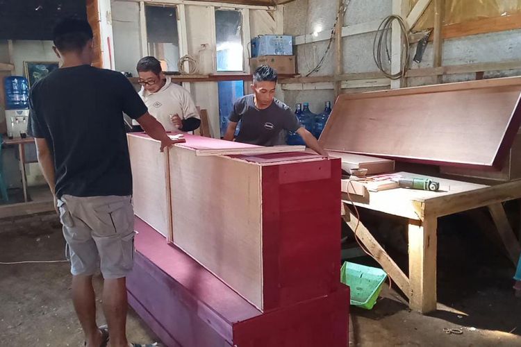 Produsen peti mati asal Sumedang, Jawa Barat kewalahan dalam menerima pesanan peti mati. AAM AMINULLAH/KOMPAS.com