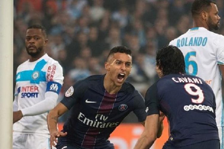 Kapten Marseille, Patrice Evra, hanya bisa terdiam melihat bek PSG, Marquinhos, merayakan gol ke gawang timnya pada pertandingan Ligue 1 di Stade Velodrome, Minggu (26/2/2017). 