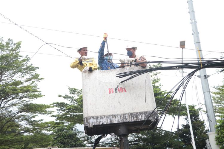 Petugas Dinas Bina Marga Pemprov DKI Jakarta melakukan penataan Sarana Jaringan Utilitas Terpadu (SJUT) di sejumlah ruas jalan di Jakarta. 