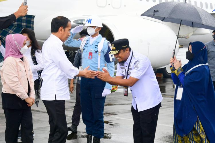 Gubernur Sulawesi Selatan (Sulsel) Andi Sudirman Sulaiman saat menyambut Presiden RI Jokowi dalam rangka kunjungan kerja (kunker) di Sulsel selama dua hari, pada Rabu (29/3/2023) dan Kamis (30/3/2023).

