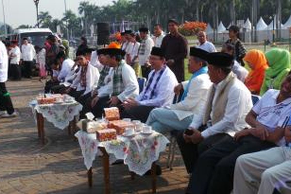 Wakil Gubernur DKI Jakarta Basuki Tjahaja Purnama (kanan) bersama Asisten Pembangunan DKI Wiriyatmoko (dua dari kanan) menghadiri apel siaga di Monumen Nasional, Jakarta Pusat, Jumat (27/9/2013).