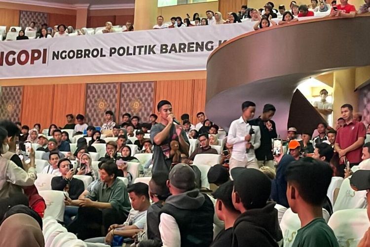 Ketua Umum PSI Kaesang Pangarep saat bertanya pada salah seorang audien dalam kegiatan Ngopi Bareng Kaesang di Gedung Sabilulungan, Kabupaten Bandung, Jawa Barat pada Minggu (8/10/2023)