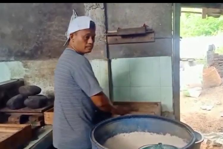 Salah satu perajin tempe di Kelurahan Pasarbatang, Kabupaten Brebes, Jawa Tengah mengeluhkan harga kedelai yang mahal, Kamis (17/2/2022). (Istimewa)