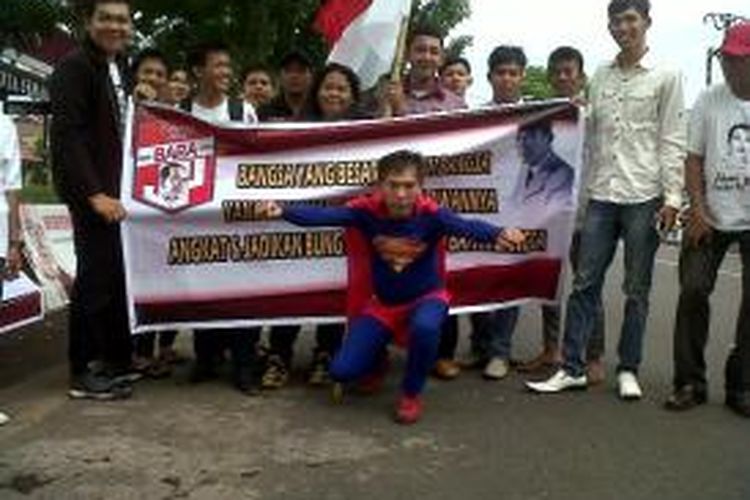 Salman berkostum Superman kader PKPI ikut mengkampanyekan Jokowi menjadi Presiden RI
