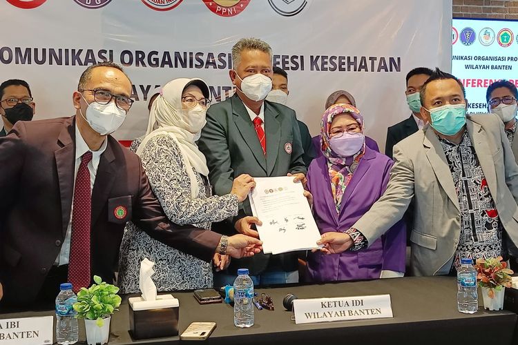 Forum komunikasi organisasi profesi kesehatan wilayah Banten menolak rancangan undang-undang (RUU) kesehatan omnibus law dan mendesak agar RUU tersebut segera dikeluarkan dari Prolegnas Prioritas tahun 2022, di Kota Tangerang, Jumat (18/11/2022).