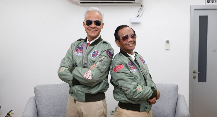 Ganjar-Mahfud Bergaya Ala "Top Gun", Jaket Bomber Dilengkapi Emblem Program Unggulan