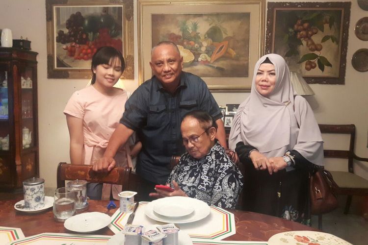Kondisi BJ Habibie yang segar bugar seusai menjalankan ibadah umrah. Ia ditemani Rusli Habibie, Gubernur Gorontalo dan keluarganya.