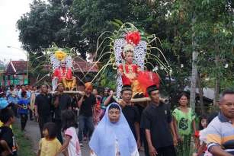 Pasangan pengantin dijolang atau ditandu keliling Desa Olehsari, Kabupaten Banyuwangi, Jawa Timur, Minggu (27/11/2016).