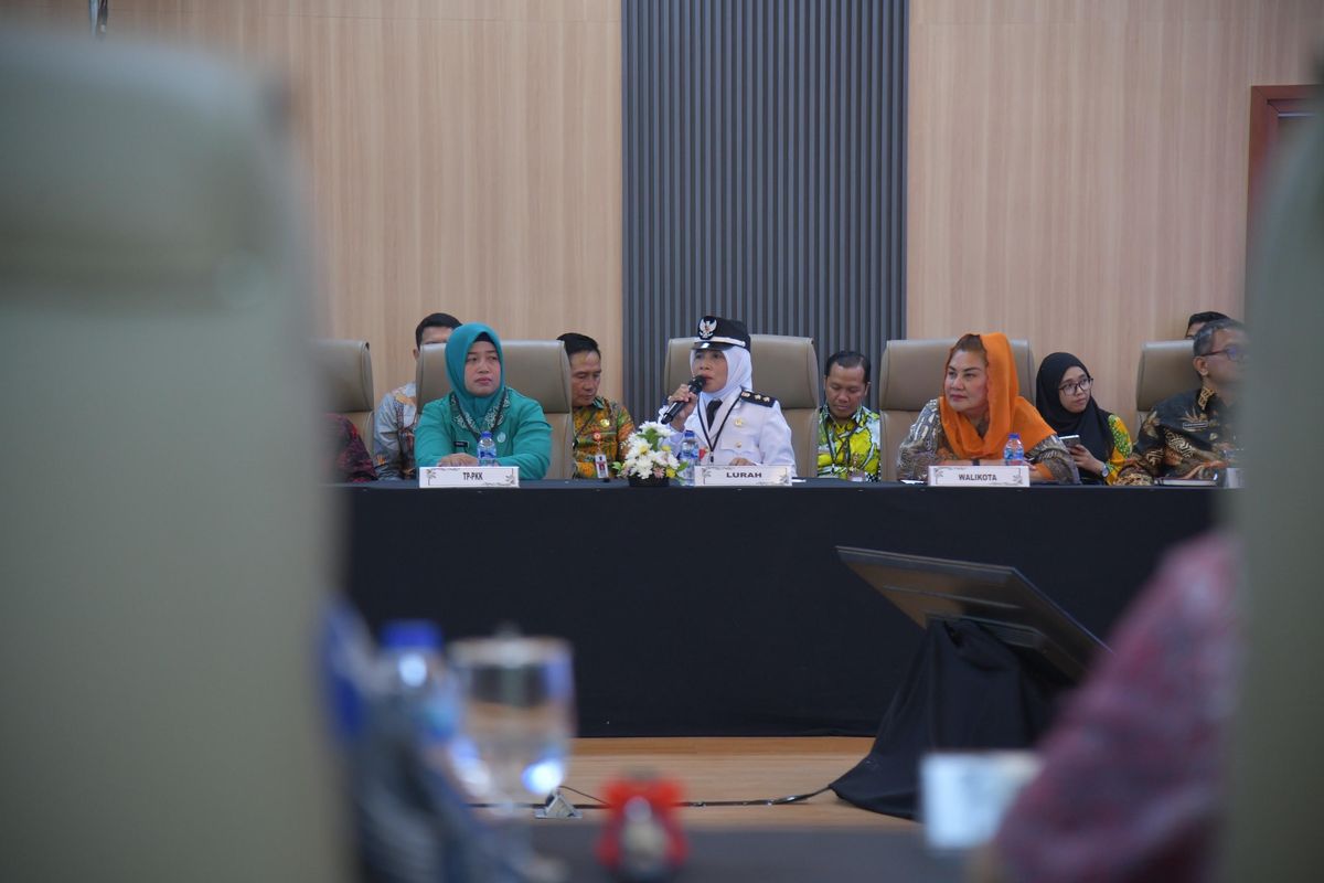 Lurah Pudakpayung Pamirah bersama Wali Kota Semarang Hevearita Gunaryanti Rahayu atau akrab disapa Mbak saat proses verifikasi serta pemaparan Lomba Kelurahan Berprestasi Tingkat Nasional yang berlangsung di Kemendagri, Jakarta, Kamis (19/8/2024). 