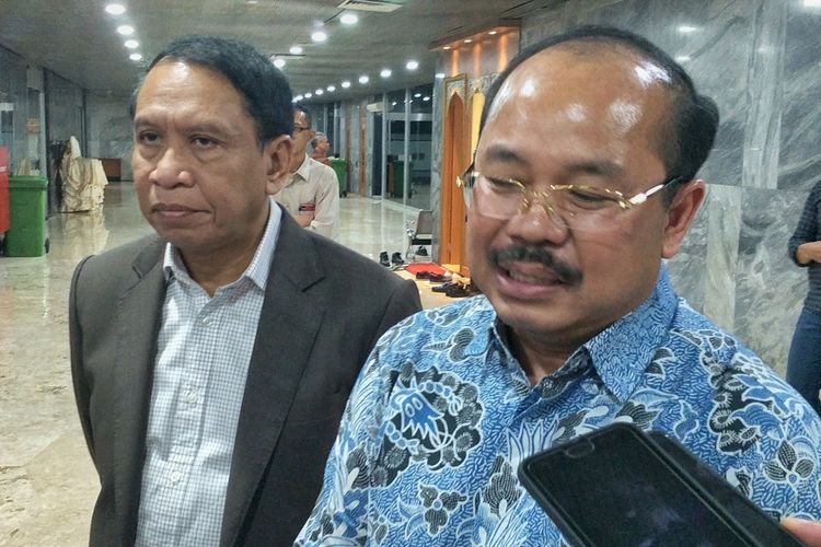 Ketua Ombudsman RI Amzulian Rifai dan Ketua Komisi II Zainudin Amali saat memberikan keterangan seusai rapat tertutup di Kompleks Parlemen, Senayan, Jakarta, Selasa (20/8/2019) malam.