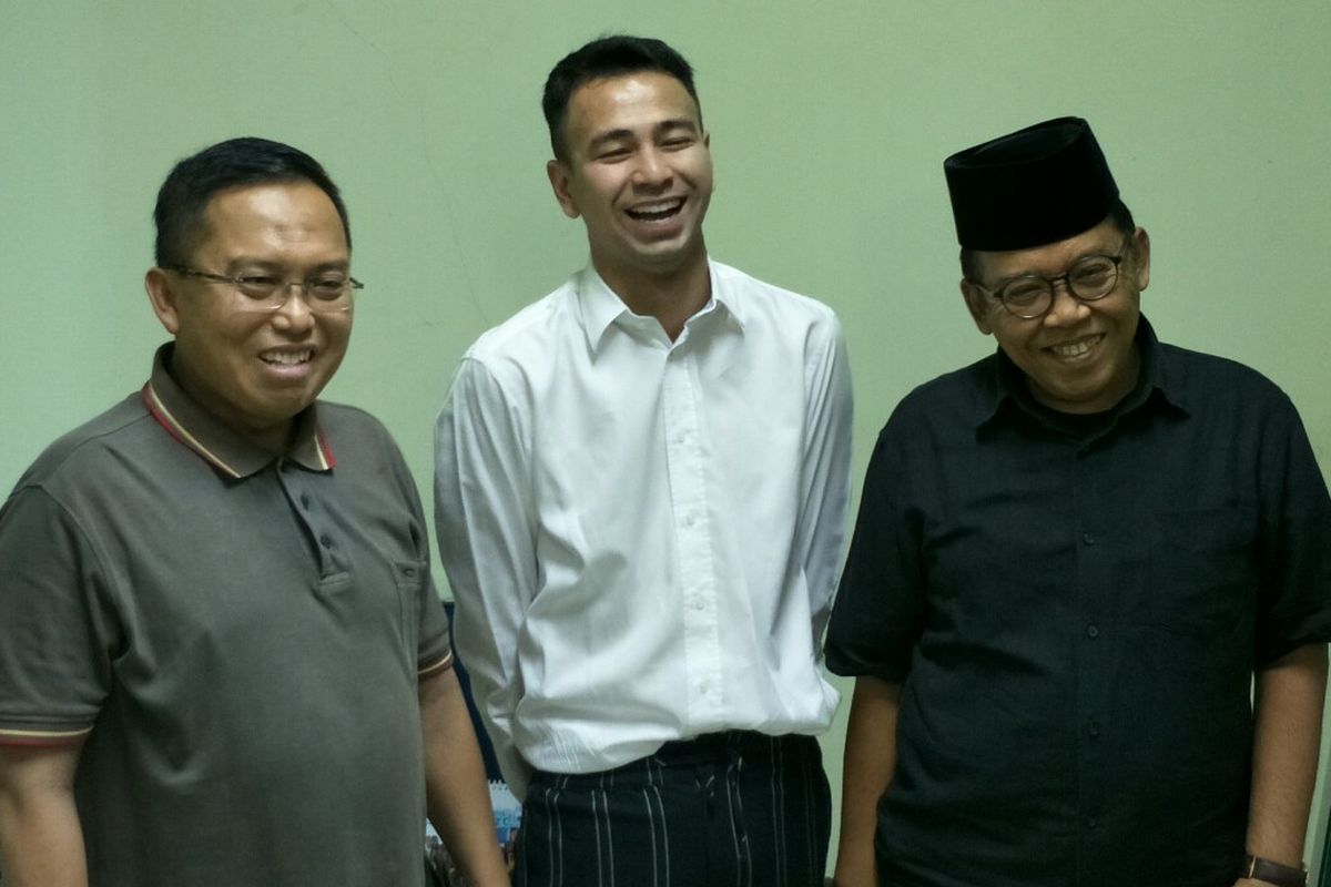 Raffi Ahmad bersama Wasekjen MUI Nadjamuddin Ramli (kiri) dan Ketua Komisi Infokom MUI Masduki Baidlowi di kantor pusat MUI, kawasan Menteng, Jakarta Pusat, Kamis (30/5/2019).