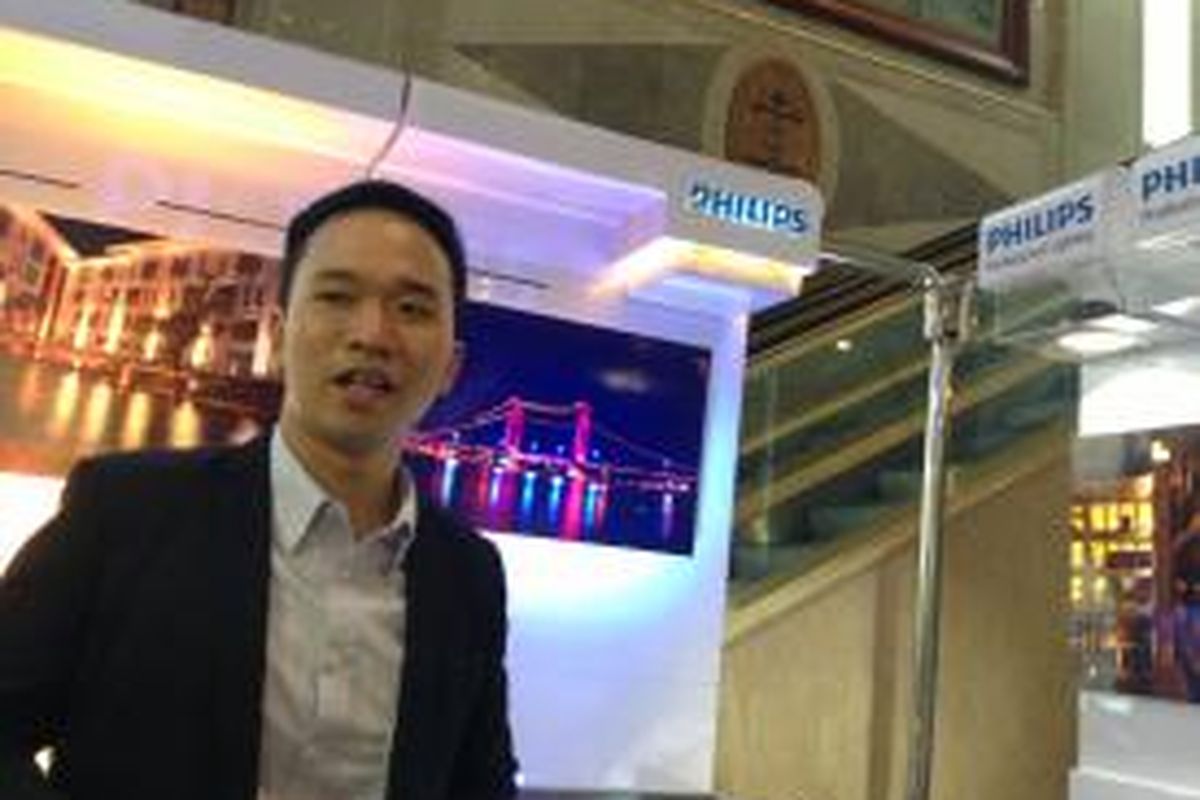 Marketing Manager Commercial & OEM Professional Lighting Channel PT Philips Indonesia, Danny Gunadi, menjelaskan mengenai program Turnkey Project & Services Philips di Jakarta, Senin (26/8/2013). Program tersebut berpusat pada dua hal, yaitu penawaran 