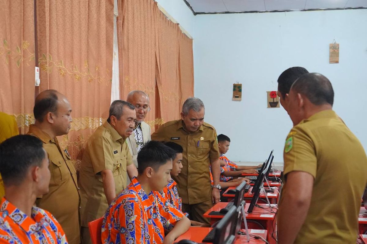 Gubernur Riau (Gubri) Syamsuar saat melihat langsung penggunaan AI dalam proses pembelajaran di Sekolah Menengah Atas Negeri (SMAN) 02 Bangkinang, Kampar, Riau, Selasa (24/10/2023).