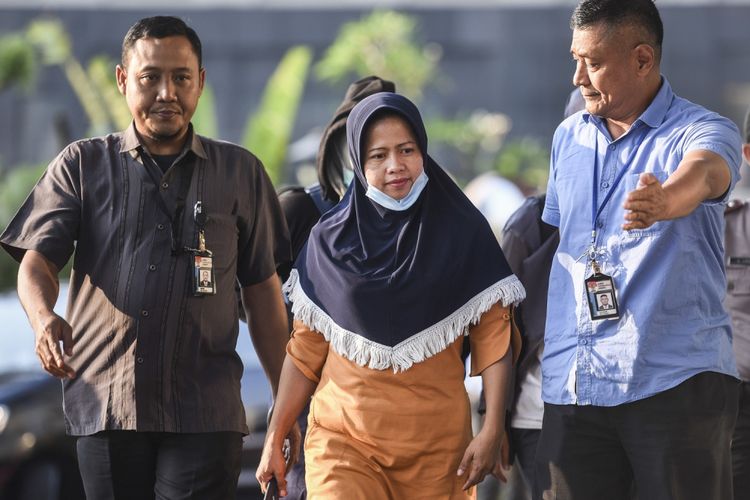Hakim Pengadilan Tipikor Bengkulu, Suryana (tengah) digiring petugas ke gedung KPK, Jakarta, Kamis (7/9/2017). KPK mengamankan Suryana usai terjaring operasi tangkap tangan (OTT) di Bengkulu. ANTARA FOTO/Hafidz Mubarak A/ama/17