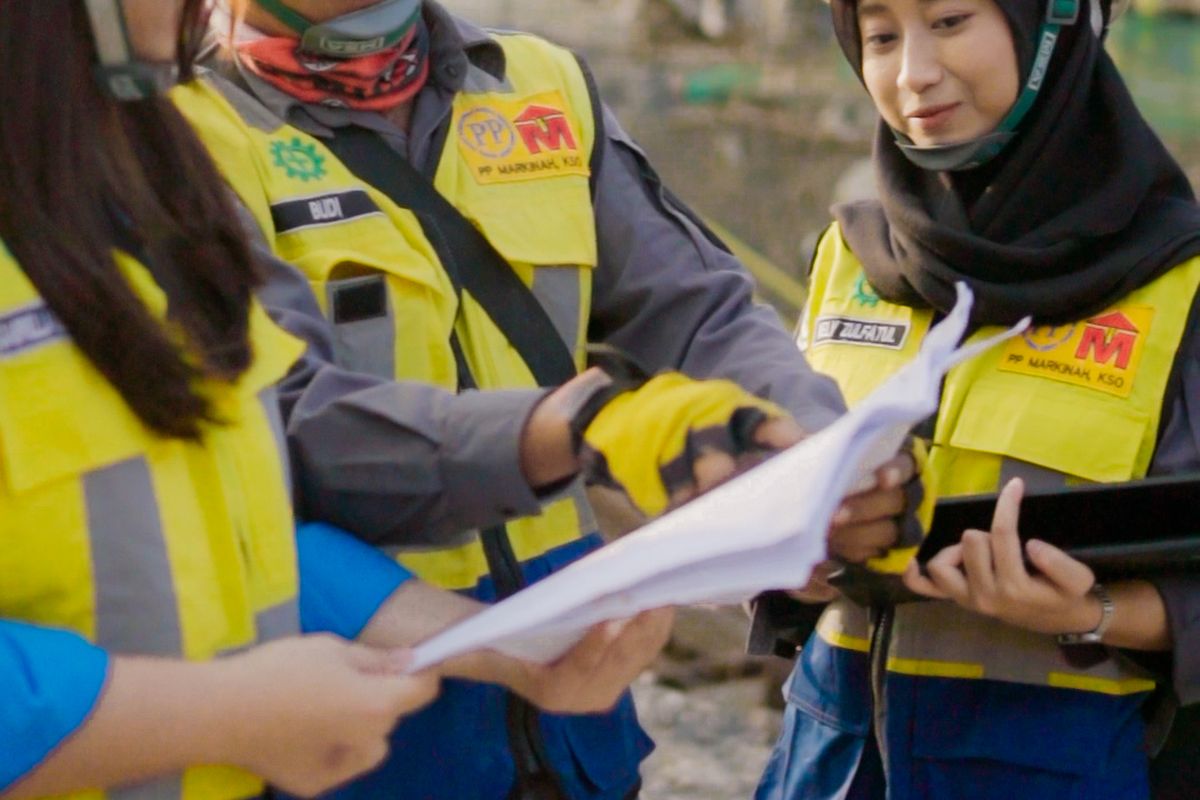 Perempuan pekerja proyek konstruksi IKN KSO PT PP (Persero) Tbk dan PT Markinah untuk Paket Sumbu Kebangsaan Tahap I Sisi Barat.