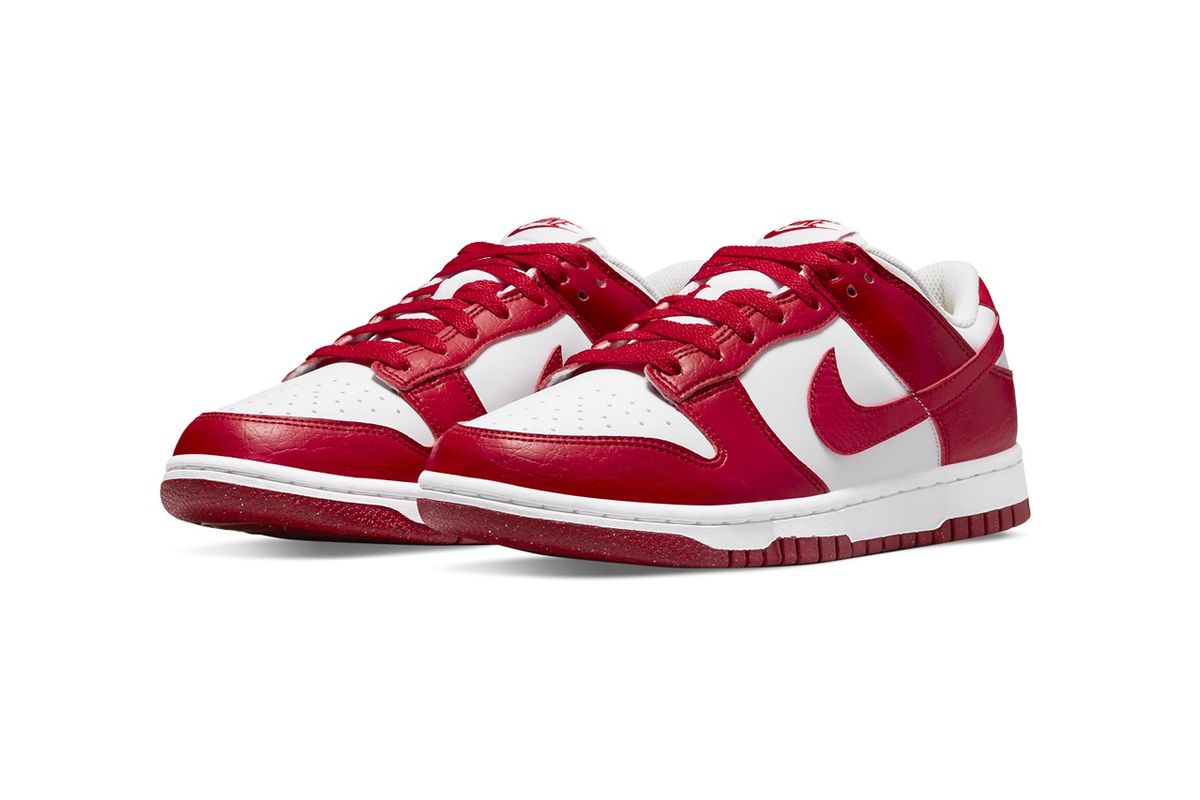 Sneaker Nike Dunk dengan colorway ?University Red? hadir dalam versi yang ramah lingkungan.