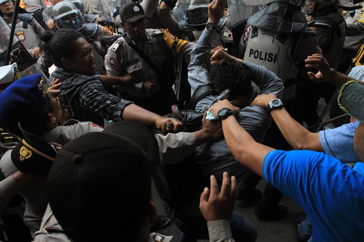 Aksi demo penolakan RUU oleh ribuan mahasiswa di Palembang yang berlangsung di depan gedung DPRD Provinsi Sumatera Selatan berakhir ricuh, setelah polisi dan mahasiswa terlibat bentrok, Selasa (24/9/2019).