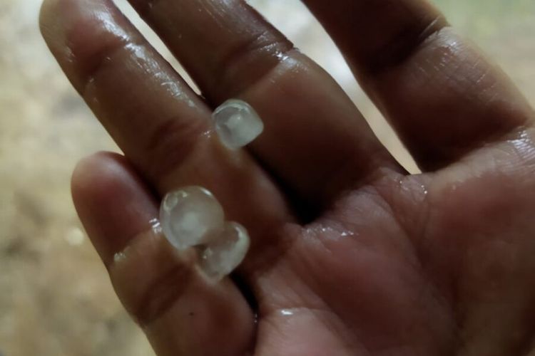 Butiran Es bersamaan saat Hujan di Kapanewon Semanu, Gunungkidul, Senin (28/3/2022)